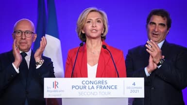 Valérie Pécresse après avoir remporté l'investiture LR pour la présidentielle, aux côtés d'Eric Ciotti (g) et Christian Jacob, le 4 décembre 2021 à Paris 