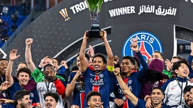 Marquinhos célèbre le Trophée des champions gagné contre Monaco (1-0) à Doha, le 5 janvier 2025