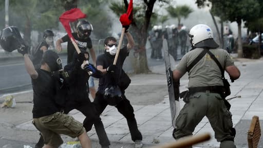 La police a tiré des grenades lacrymogènes pour tenter de disperser des manifestants violents