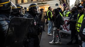 Des CRS et gilets jaunes se faisant face, le 17 novembre 2018 à Paris. (Photo d'illustration)