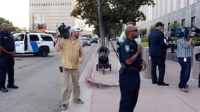 Jeudi, la police s'est déployée devant la Cour fédérale de Los Angeles où été présenté le producteur