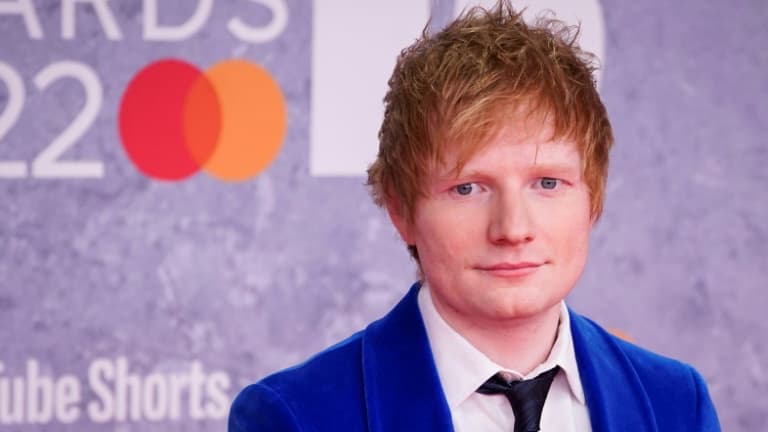 Le chanteur britannique Ed Sheeran sur le tapis rouge des BRIT Awards 2022 à Londres le 8 février 2022.