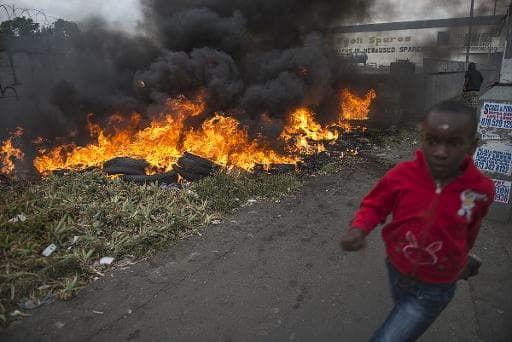 Pneus incendiés le 17 avril 2015 lors de violences xénéphobes à Jeppestown, un quartier de Johannesburg