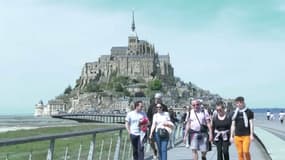 Les commerçants et locaux du Mont-Saint-Michel s'inquiètent de la forte affluence. 