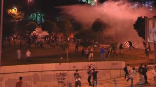 La police a utilisé mardi soir des canons à eau pour disperser les manifestants, comme ici à Gumussuyu, un quartier d'Istanbul.