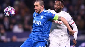 Leonardo Bonucci face à Moussa Dembélé lors d'OL-Juve