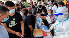 Des habitants de Ruili (Chine) doivent se faire dépister après des cas de coronavirus, le 15 septembre 2020.