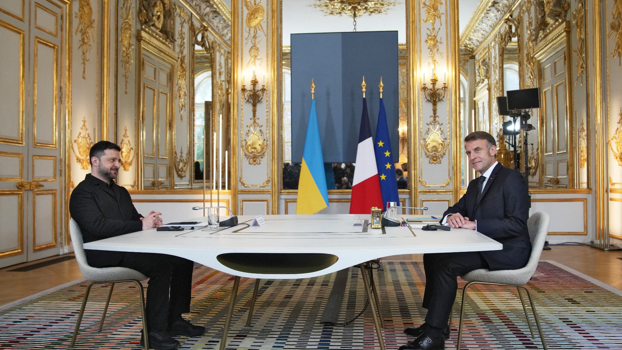 Le président ukrainien Volodymyr Zelensky (à gauche) et le président français Emmanuel Macron (à droite) au palais de l'Élysée à Paris le lundi 1er décembre 2025.