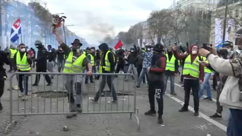 Des gilets jaunes rassemblés près de l'arc de Triomphe