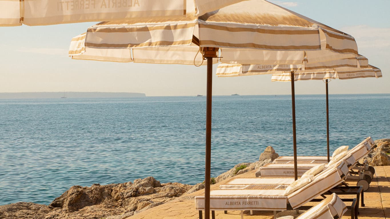 Bombon Pool Club par Alberta Ferretti à Hotel de Mar, Majorque Bombon Pool Club par Alberta Ferretti à Hotel de Mar, Majorque
