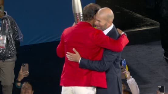 Zinedine Zidane transmet la flamme olympique à Rafael Nadal, cérémonie des JO de Paris, 26 juillet 2024 Zinedine Zidane transmet la flamme olympique à Rafael Nadal, cérémonie des JO de Paris, 26 juillet 2024