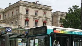 Photo prise en 2007 d'un bus RATP ligne 46 Gare de l'Est, à Paris. (image d'illustration)