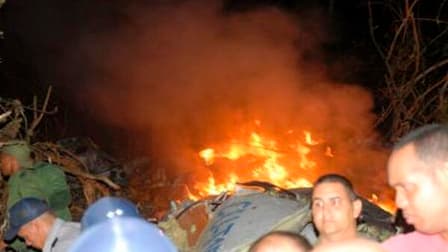 Carcasse en flammes d'un avion ATR-72-212 qui s'est écrasé jeudi dans le centre de Cuba avec 68 personnes à son bord, dont 28 étrangers. Il n'y a pas de survivants, selon un employé d'un hôpital voisin. /Photo prise le 4 novembre 2010/REUTERS/Escambray Da