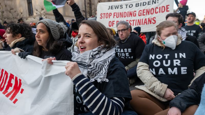 Des membres du groupe activiste Jewish Voice for Peace se joignent à d'autres personnes pour protester contre la visite du président Joe Biden à Manhattan en raison de son soutien continu à Israël dans sa guerre contre le Hamas à Gaza, le 7 février 2024 à New York.