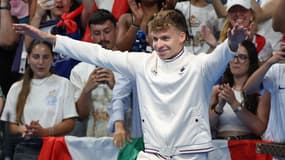 La joie de Léon Marchand après sa médaille d'or sur 400m 4 nages