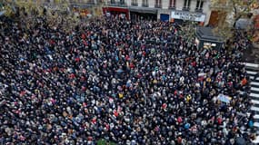 Des Français qui manifestent à Paris lors de la marche contre l'antisémitisme le 12 novembre 2023