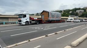 Un camion transportant une maisonnette bloqué depuis lundi avant le tunnel sous Fourvière, a été évacué. 