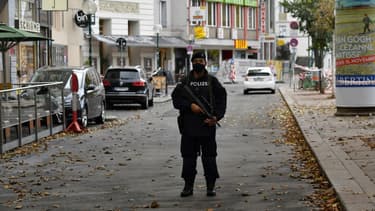 Un policier monte la garde près de la scène de l'attentat, à Vienne, le 3 novembre 2020.