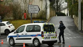 Les policiers municipaux de Saint-Jean-de-Luz auprès du collège-lycée Saint-Tomas d'Aquin. 