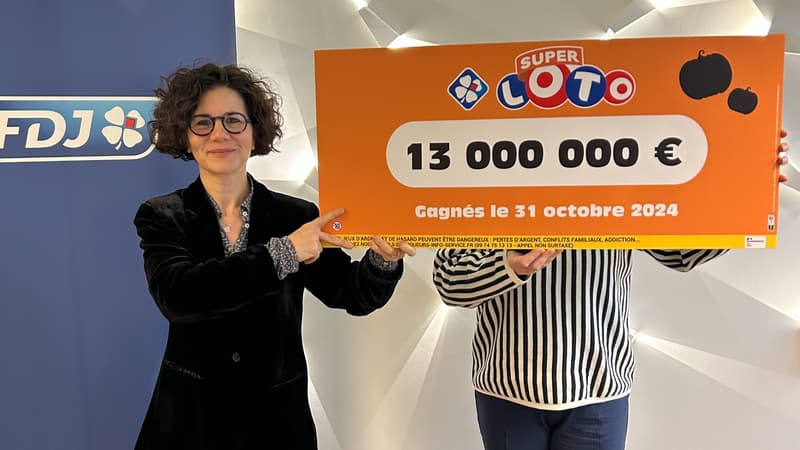 La responsable accompagnement et expérience gagnants de la FDJ, Isabelle Cesari, avec la gagnante du Super Loto d'Halloween, qui souhaite conserver l'anonymat.