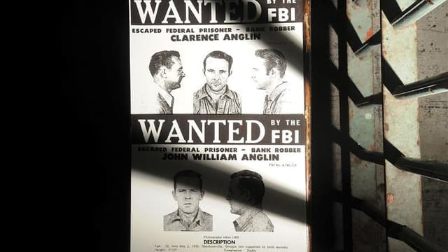 Une copie de l'avis de recherche des frères John et Clarence Anglin affichée dans une cellule sur l'île prison d'Alcatraz, dans la baie de San Francisco. Les deux frères, qui purgeaient une peine pour l'attaque d'une banque, se sont évadés en compagnie d'