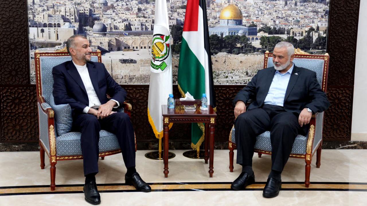 Cette photo fournie par le ministère iranien des affaires étrangères le 15 octobre 2023 montre le ministre des affaires étrangères Hossein Amir Abdollahian (à gauche) rencontrant le chef du bureau politique du Hamas, Ismail Haniyeh, en exil à Doha, le 14 octobre.
