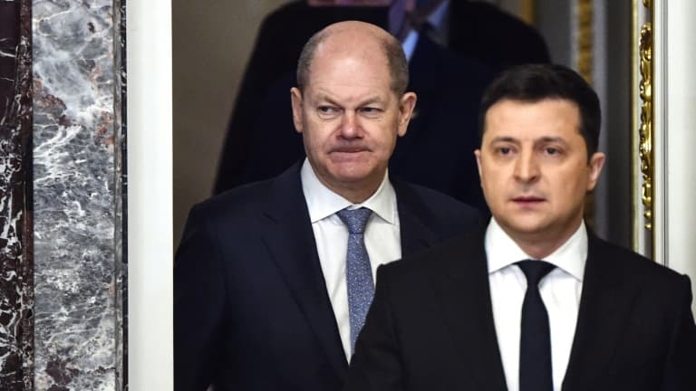 Le chancelier allemand Olaf Scholz (G) et le président ukrainien Volodymyr Zelensky s'apprêtent à donner une conférence de presse commune le 14 février 2022 à Kiev (Photo d'illustration)