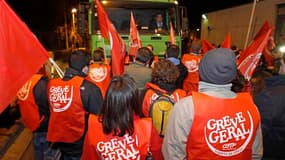 A l'appel de la centrale syndicale CGTP, des salariés de divers secteurs se sont mis en grève jeudi au Portugal, ici à Lisbonne, pour protester contre la politique d'austérité du gouvernement, ce qui a fortement perturbé la circulation des transports publ