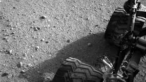 Le sol martien sous les roues du rover Curiosity. Après le robot qui a entamé sa mission en août, la Nasa a l'intention d'en envoyer à terme une réplique sur Mars pour collecter de nouveaux échantillons qui seront stockés en vue de leur envoi sur Terre, a