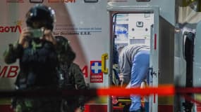 Le sénateur Miguel Uribe Turbay reçoit des soins médicaux dans une ambulance après avoir été blessé par balle lors d'un événement politique à Bogota le 7 juin 2025.