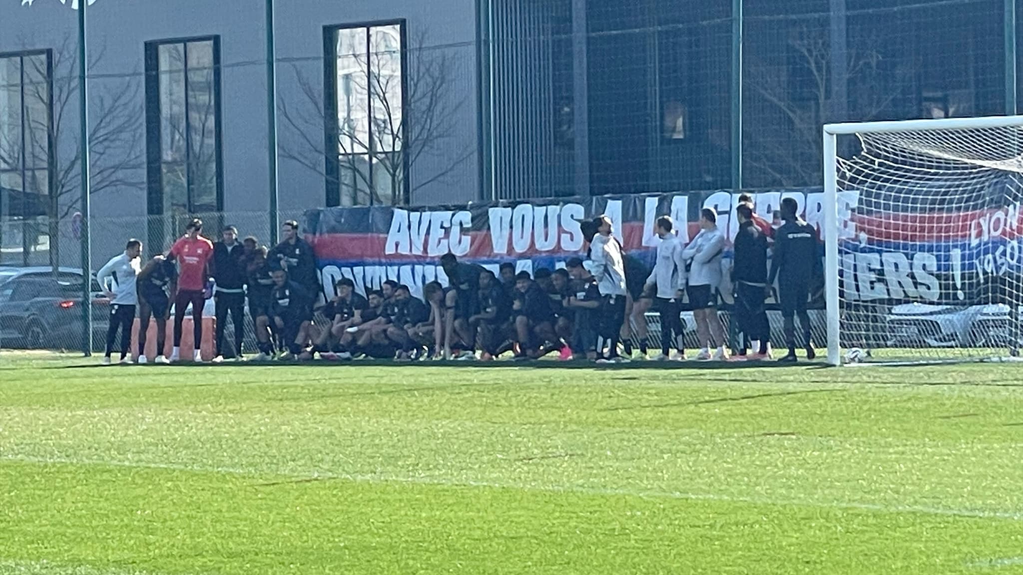 Les joueurs de l'OL posent devant la banderole de leurs supporters avant le match contre l'OM - le 27/02/2026 Les joueurs de l'OL posent devant la banderole de leurs supporters avant le match contre l'OM - le 27/02/2026