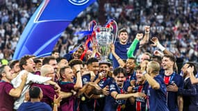 Marquinhos et les joueurs du PSG soulèvent la Ligue des champions, le 31 mai 2025 à Munich