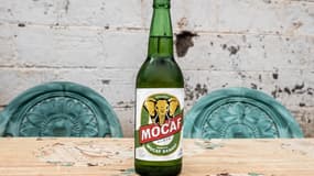 Une bouteille de bière Mocaf, société appartenant au groupe Castel.