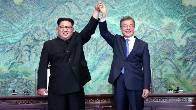 Le leader nord-coréen Kim Jong Un et son homologue de la Corée du Sud Moon Jae-in, le 27 avril 2018.