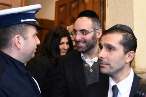 L'enseignant juif victime de l'agression à la machette Benjamin Amsellem (C) et son avocat Fabrice Labi (D) le 14 janvier 2016 à Marseille