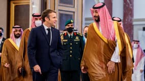 Emmanuel Macron et le prince héritier saoudien Mohammed ben Salman à Djeddah en Arabie saoudite, le 4 décembre 2021.
