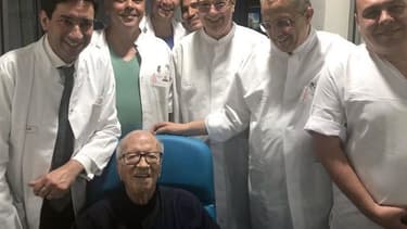 Le président Essebsi entouré du personnel soignant.