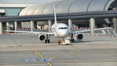 Un avion sur le tarmac de l'aéroport Roissy Charles De Gaulle.
