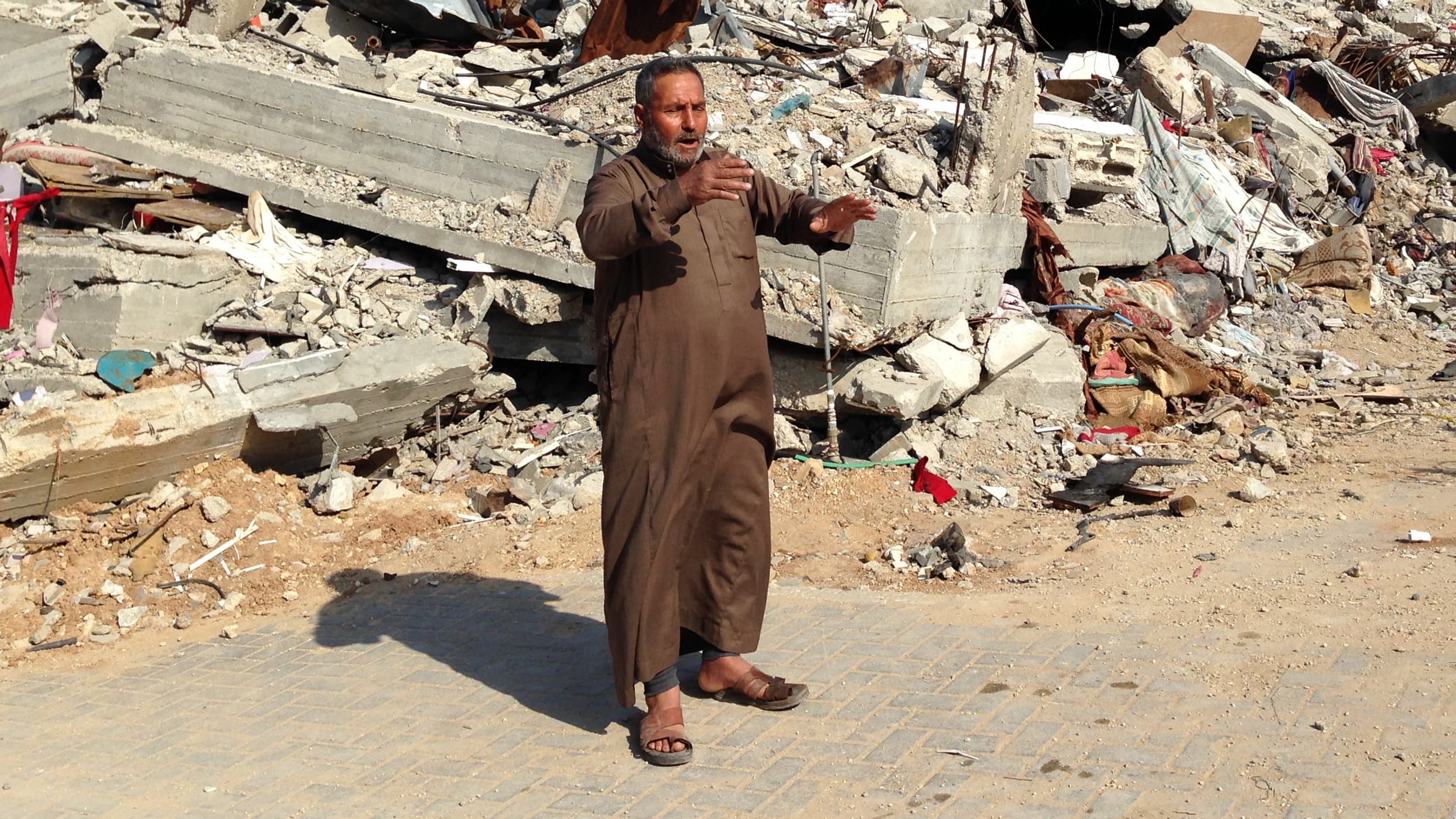 Mahmoud devant les décombres de sa maison Mahmoud devant les décombres de sa maison