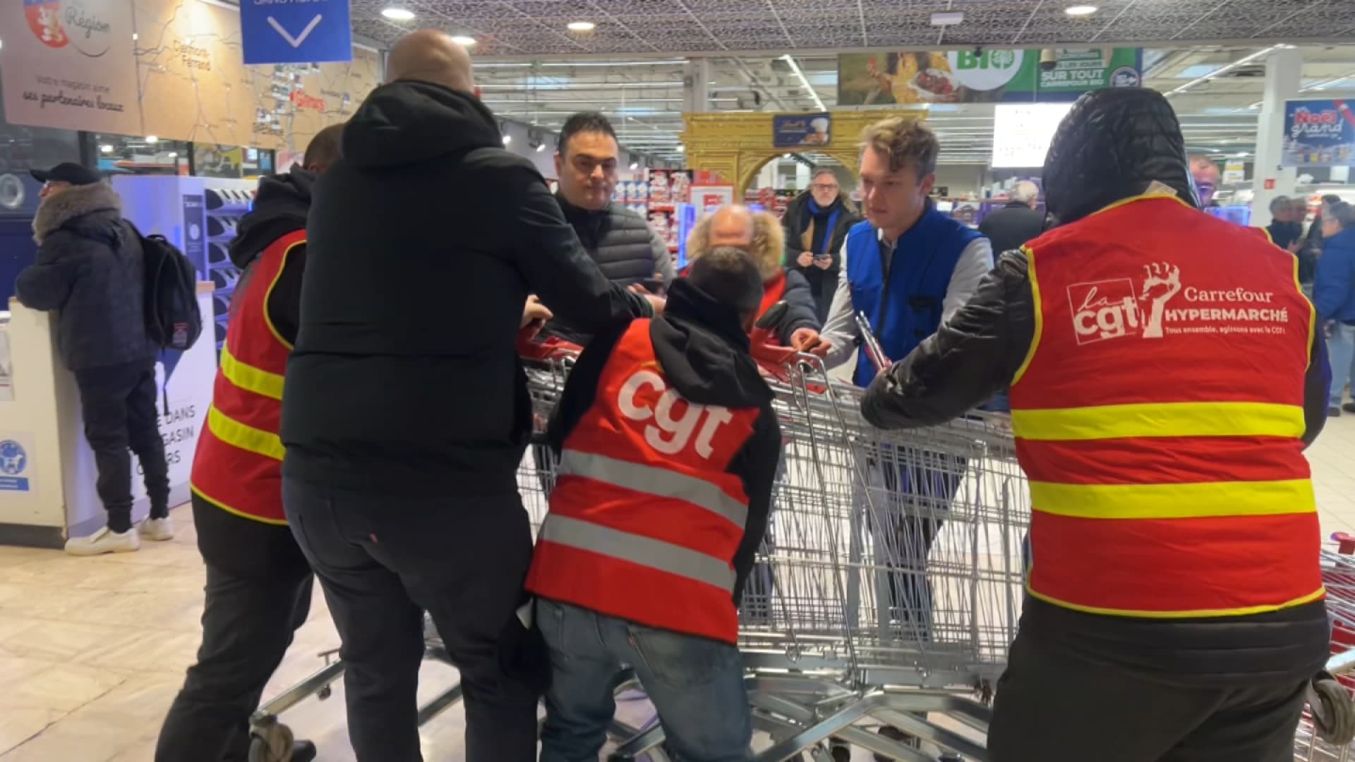 Des grévistes tentent de bloquer l'accès à l'entrée du magasin Carrefour Givors