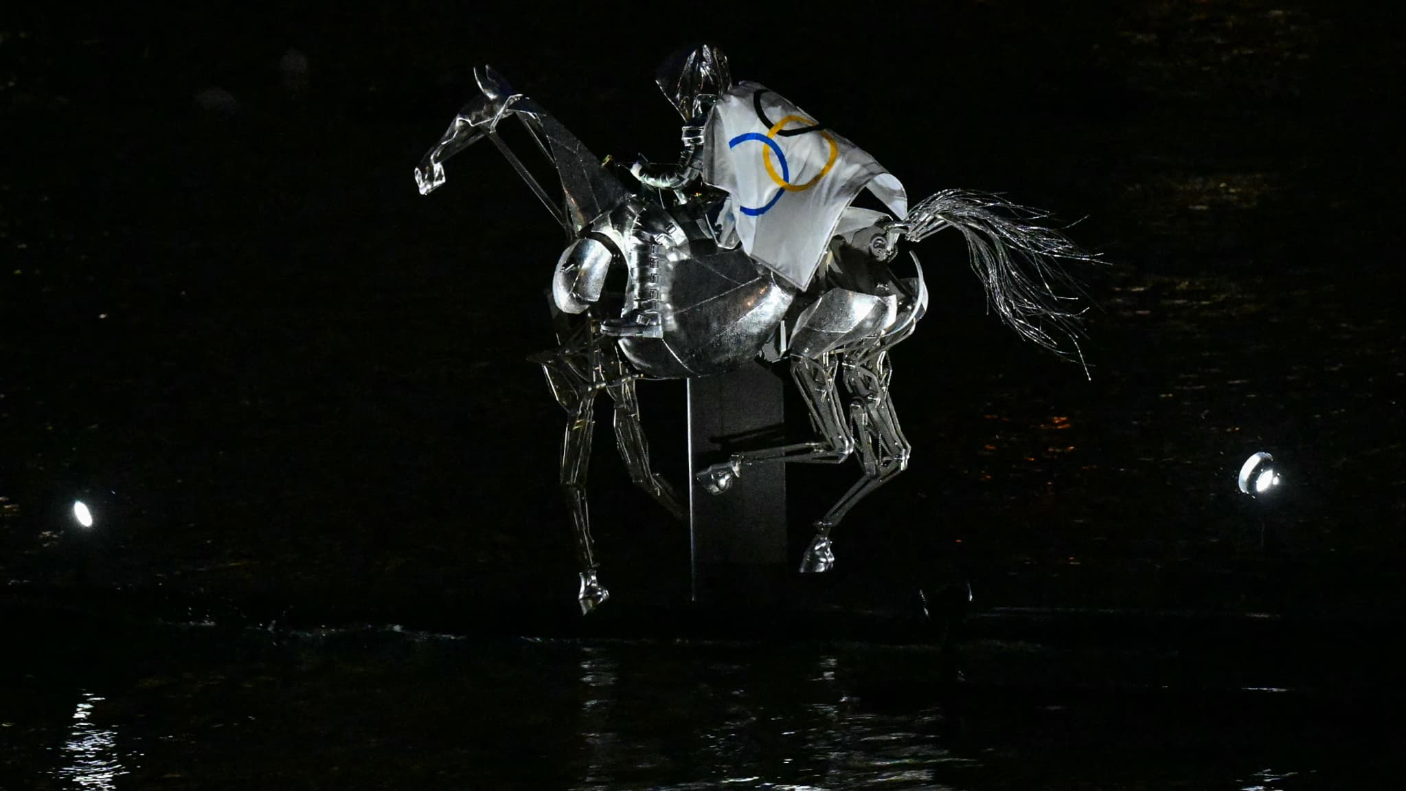Le cheval mécanique lors de la cérémonie d'ouverture des Jeux olympiques de Paris, le 25/07/2024