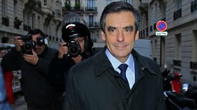 François Fillon a proposé mardi à ses partisans de créer un nouveau groupe politique à l'Assemblée nationale au sein de l'UMP et de réclamer un nouveau vote pour sortir de la crise provoquée par sa rivalité avec Jean-François Copé pour la présidence du pa