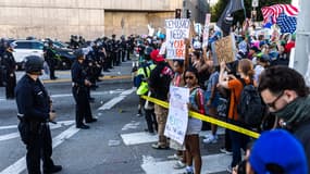 La police de Los Angeles lors de la manifestation contre Donald Trump "No Kings" en Californie, aux États-Unis, le 18 octobre 2025. 