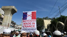Des manifestants d'un parti politique islamiste appellent au boycott des produits français et dénoncent le président français Emmanuel Macron pour ses commentaires sur les caricatures du prophète Mohammed, à Dacca le 30 octobre 2020.