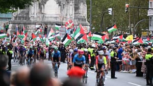 Le peloton de la Vuelta dans les rues de Bilbao, le 3 septembre 2025
