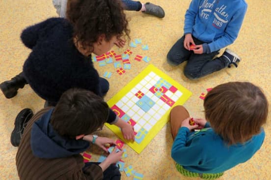 Des enfants élaborent leur espace de récréation avec le jeu Pazapa, de Célia Ferrer. Des enfants élaborent leur espace de récréation avec le jeu Pazapa, de Célia Ferrer.