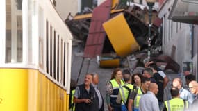 Des enquêteurs de la police (à gauche) sont photographiés aux côtés d'employés de la compagnie de transport lisboète Carris, au lendemain de l'accident qui a fait 15 morts à Lisbonne, le 4 septembre 2025. 