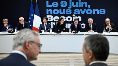 Gabriel Attal préside un "comité politique" de la campagne de la majorité, le 30 avril 2024 à Paris