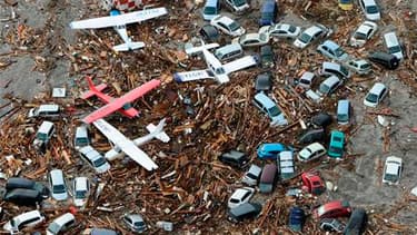 Véhicules, avions et débris balayés par le tsunami consécutif au séisme de magnitude 8,9 qui a frappé le Japon. La police de la préfecture de Miyagi a annoncé la découverte de 200 à 300 corps à Sendai, dans le nord-est de l'archipel. /Photo prise le 11 ma