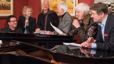 Gérard Lenorman, Hughes Aufray et une partie des chanteurs présents lors de la présentation de la nouvelle tournée, "Âge Tendre"
